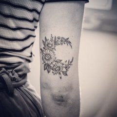 Halbmond-Blumen-Kranz Tattoo